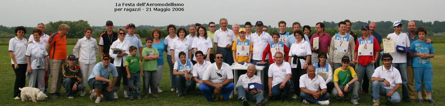 Foto di gruppo: 1ª Festa dell'aeromodellismo per ragazzi, 21 maggio 2006