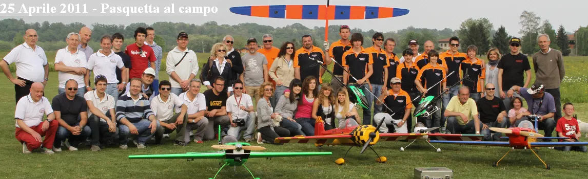 Foto di gruppo: Pasquetta al campo, 25 aprile 2011
