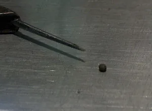 Si ripete l'operazione con un'altra pallina molto più piccola
