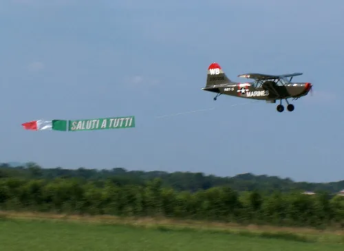 Striscione sganciato in volo e trainato