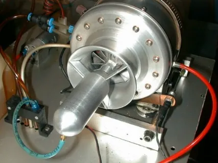 Turbina sul banco di prova. In primo piano il cilindro contenente il motorino elettrico che consente l'avviamento attraverso un comando radio.