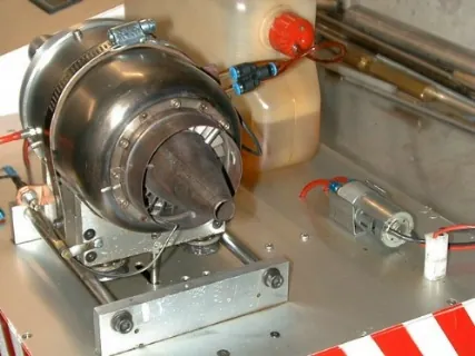 Particolari dell'alimentazione. Sulla destra è visibile la pompa del carburante, a sinistra invece la turbina vista dal retro.